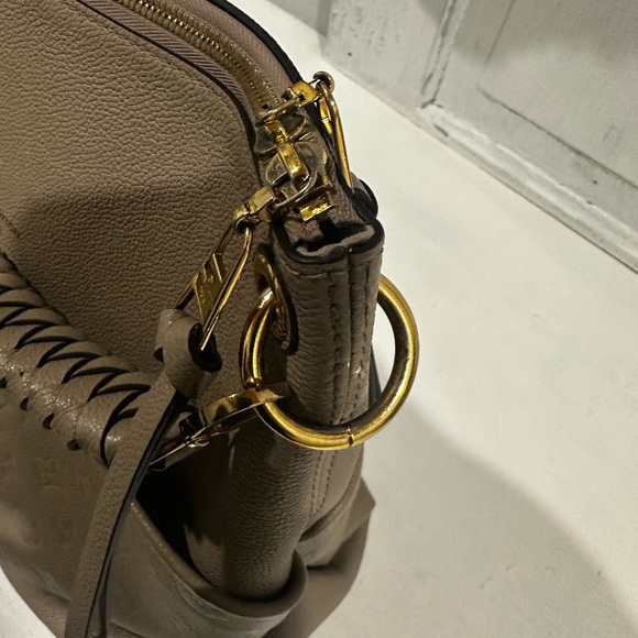 Louis Vuitton Maida Hobo in Turtledove - Picture 14 of 16